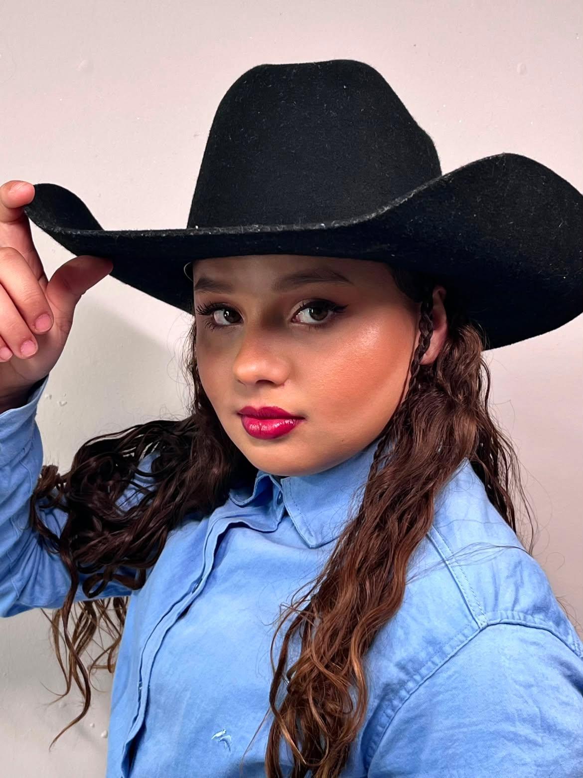 Da paixão herdada da família aos palcos da região: conheça a história da cantora Sthefany Fernanda Gouvêa