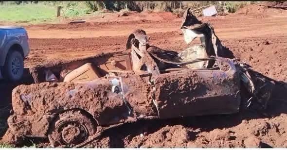 Carro enterrado é encontrado durante obra de pavimentação em estrada rural no Paraná