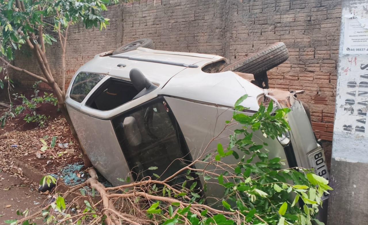 Carro capota na Vila Bela, em Mandaguari, e mobiliza o SIATE