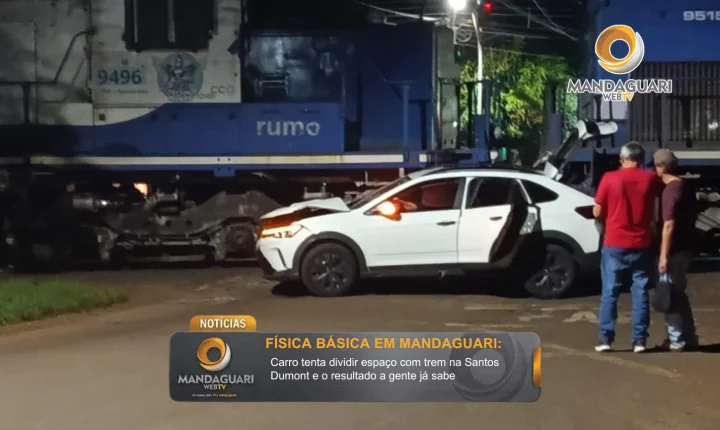 Física básica em Mandaguari: Carro tenta dividir espaço com trem na Santos Dumont e o resultado a gente já sabe